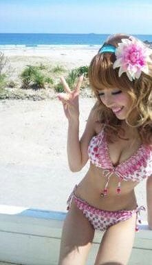 ピンクの水着を着てカメラに向かってピースをしている舟山久美子の水着画像